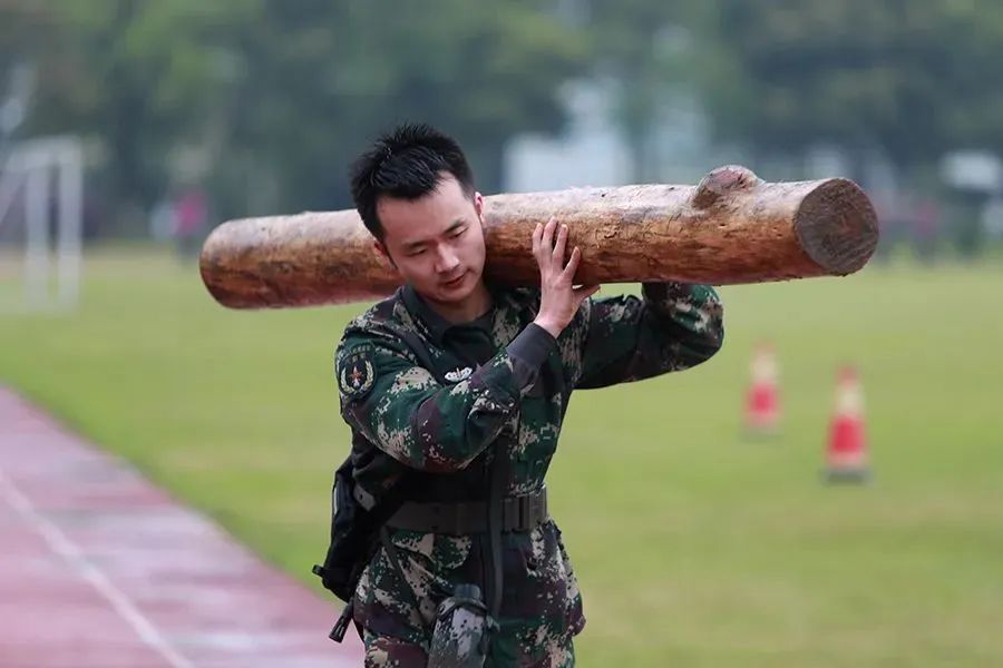 包含紧张角逐中传出赛场意外，吓得在场所有人的词条