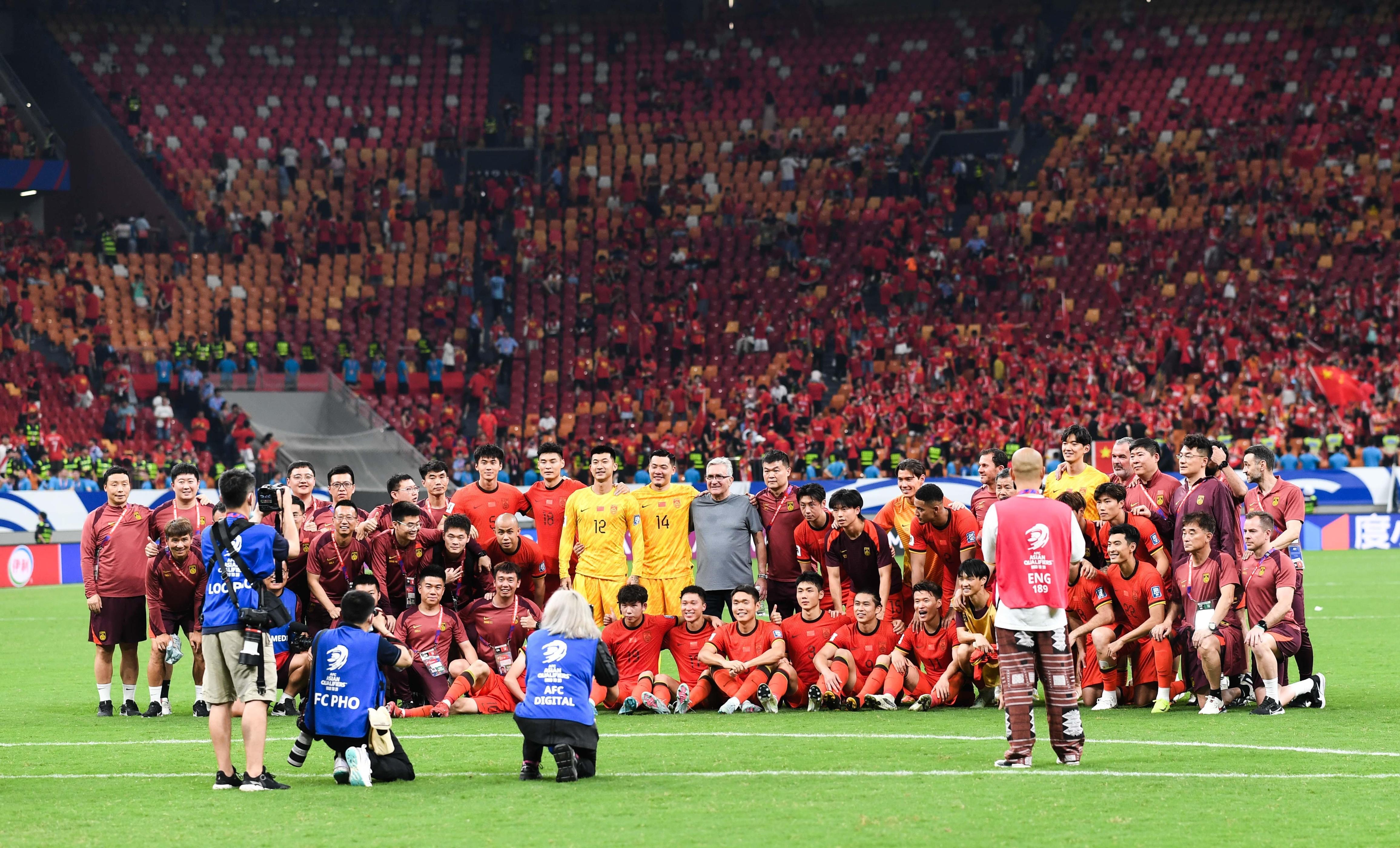 世界杯预选赛激烈展开，球队充满战斗精神的简单介绍