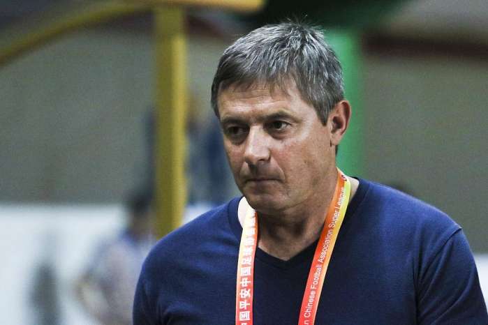 智利国家队教练在比赛中突发心脏病