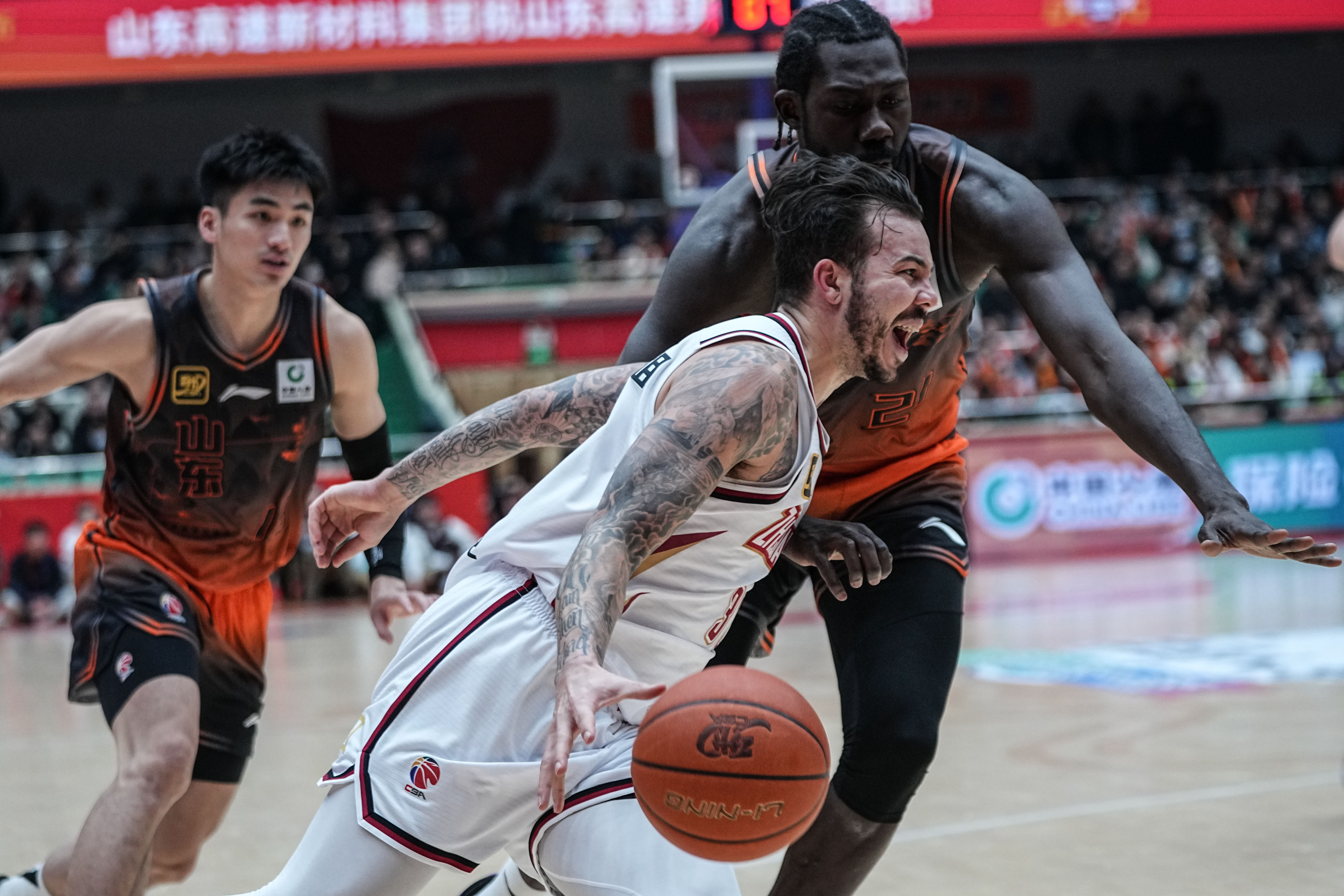 四川队完胜青岛队，浓眉哥点燃赛场