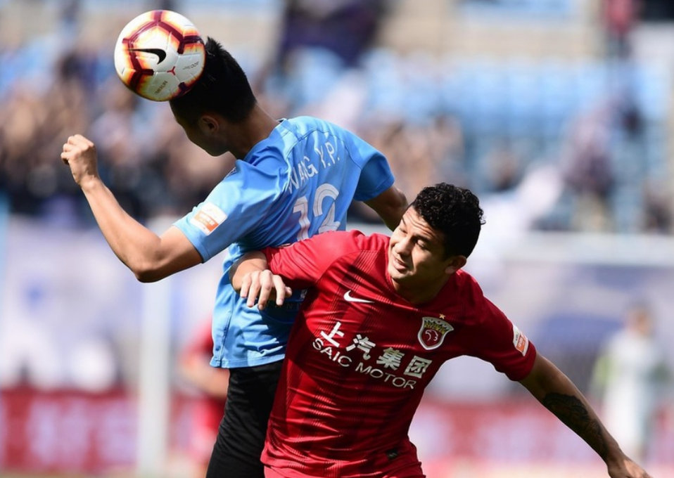 重庆力帆主场击败深圳佳兆业，夺得胜利