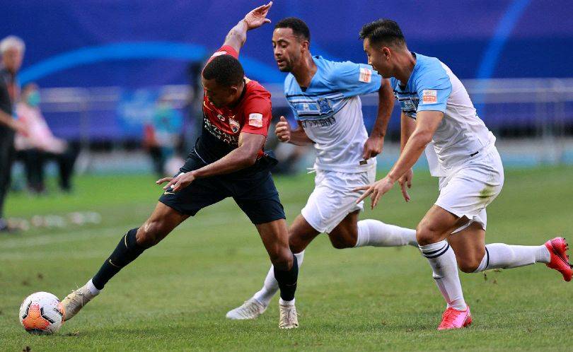 重庆力帆主场击败深圳佳兆业，夺得胜利