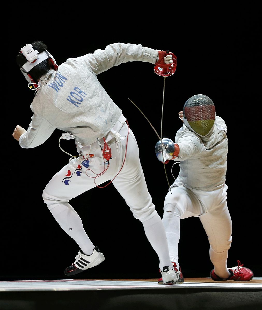 塞尔维亚击败对手，获得击剑比赛冠军