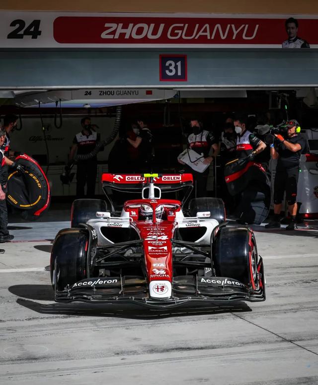 法拉利鏖战雷诺车队，周冠宇惊艳四座