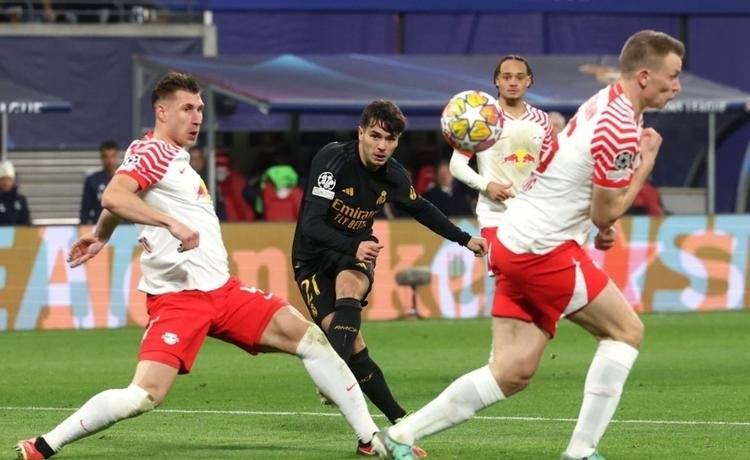 塞维利亚主场大胜，继续领跑积分榜